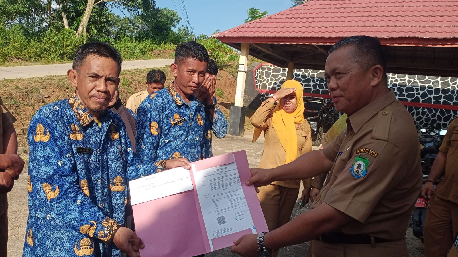 Empat PPPK di lingkungan Kesbangpol Bombana resmi menerima SK pengangkatan setelah mengikuti Apel Akbar 4.377 PPPK Kabupaten Bombana yang digelar di Lapangan GOR Bombana pada 26 Januari 2026.