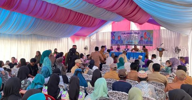 Satpol PP Bombana bersama kepolisian mengamankan kunjungan kerja Ketua TP-PKK Sulawesi Tenggara di Posyandu Bintang Desa Terapung yang diisi pembinaan posyandu dan penyerahan bantuan kesehatan bagi masyarakat.