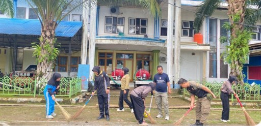 Satpol PP Bombana menggelar kerja bakti membersihkan kawasan RTH sebagai dukungan terhadap Gerakan Berani Bersih Wonuaku, program pemerintah daerah untuk menciptakan lingkungan yang bersih, sehat, dan nyaman bagi masyarakat.