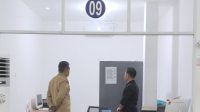 Kepala Dinas Sosial Kabupaten Bombana, Saat melakukan pemantauan langsung terhadap aktivitas pelayanan di Pusat Pelayanan Dinas Sosial yang berada di Mal Pelayanan Publik (MPP) Kabupaten Bombana.