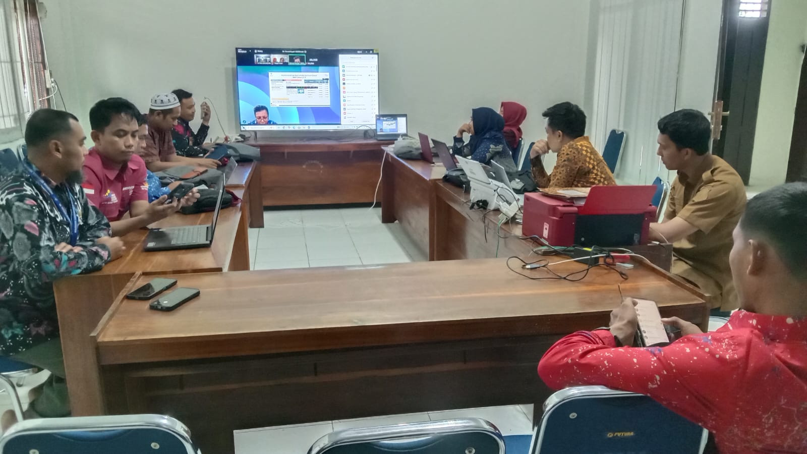Dinas Sosial Kabupaten Bombana bersama para ASN PPPK Kemensos RI atau Pendamping Sosial mengikuti rapat koordinasi secara daring melalui Zoom Meeting yang di laksanakan oleh Kemensos RI dan dipusatkan di Kantor Dinas Sosial Kabupaten Bombana, pada Selasa, 24 Februari 2026.