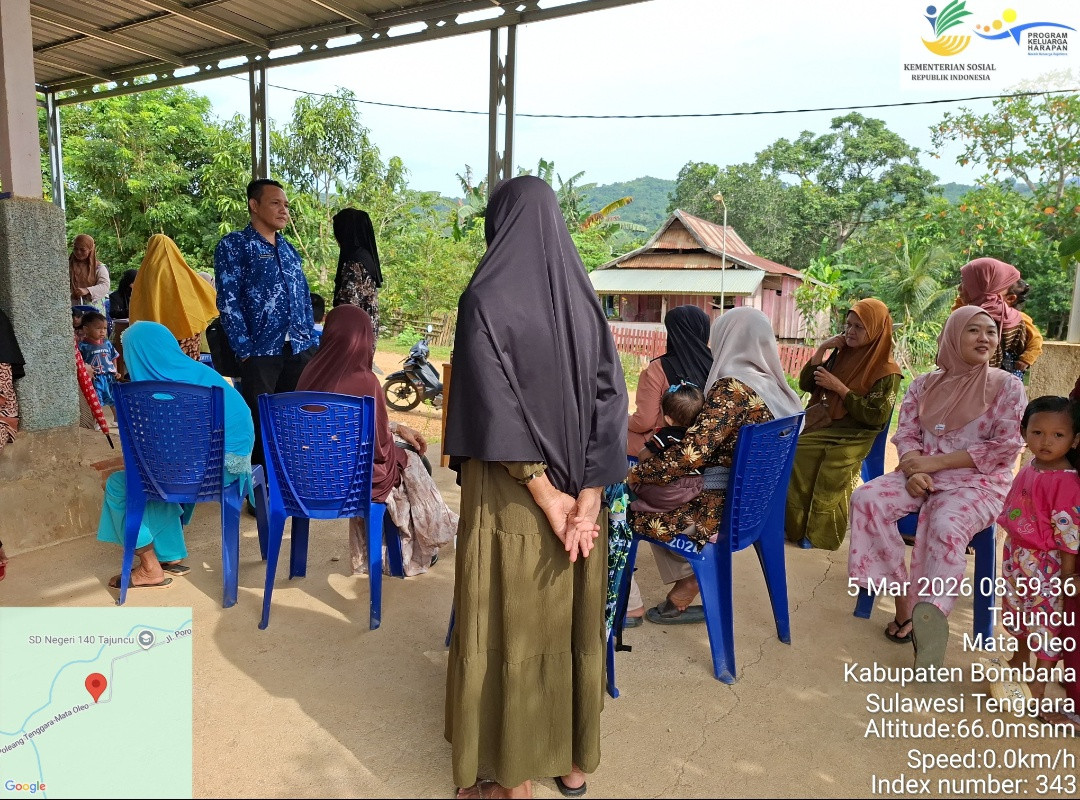 Pendamping PKH Kecamatan Mataoleo melakukan verifikasi kehadiran Keluarga Penerima Manfaat (KPM) saat kegiatan Posyandu di Desa Tajuncu, guna memastikan ibu dan anak penerima program memanfaatkan layanan kesehatan secara rutin.