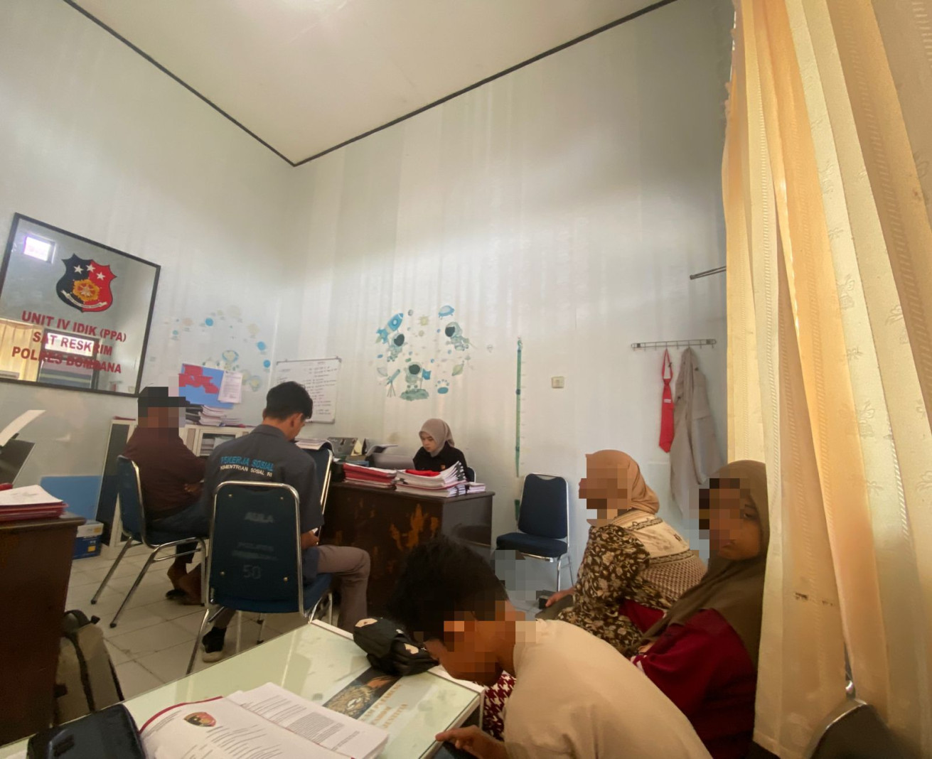 Petugas kepolisian didampingi pekerja sosial Dinas Sosial Bombana melakukan pemeriksaan terhadap korban disabilitas dan saksi anak di Unit PPA Polres Bombana untuk memastikan proses berjalan aman dan humanis.