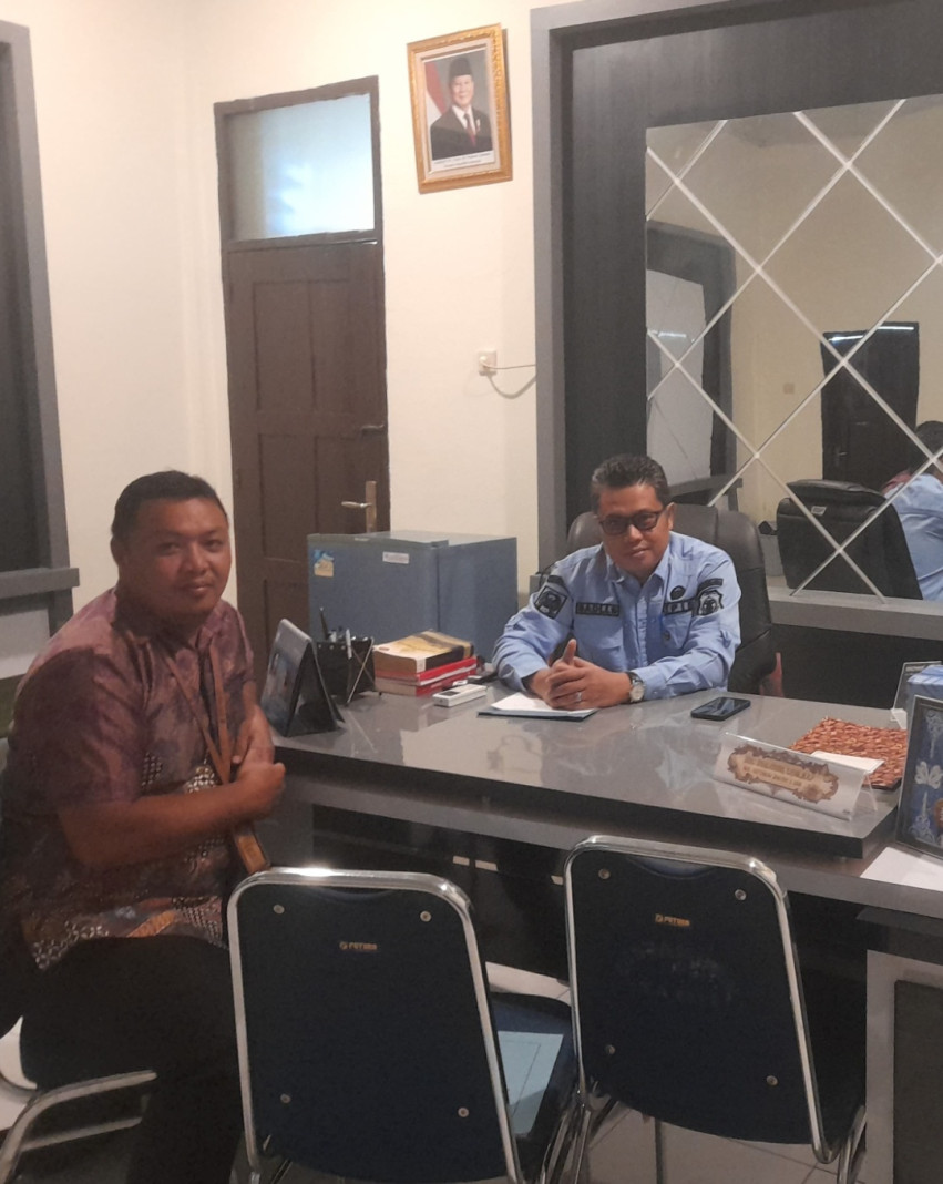 Petugas layanan menerima kunjungan dan berdialog dengan warga di ruang pelayanan kantor, membahas sejumlah kebutuhan administrasi serta memastikan proses pelayanan berjalan tertib dan sesuai prosedur.