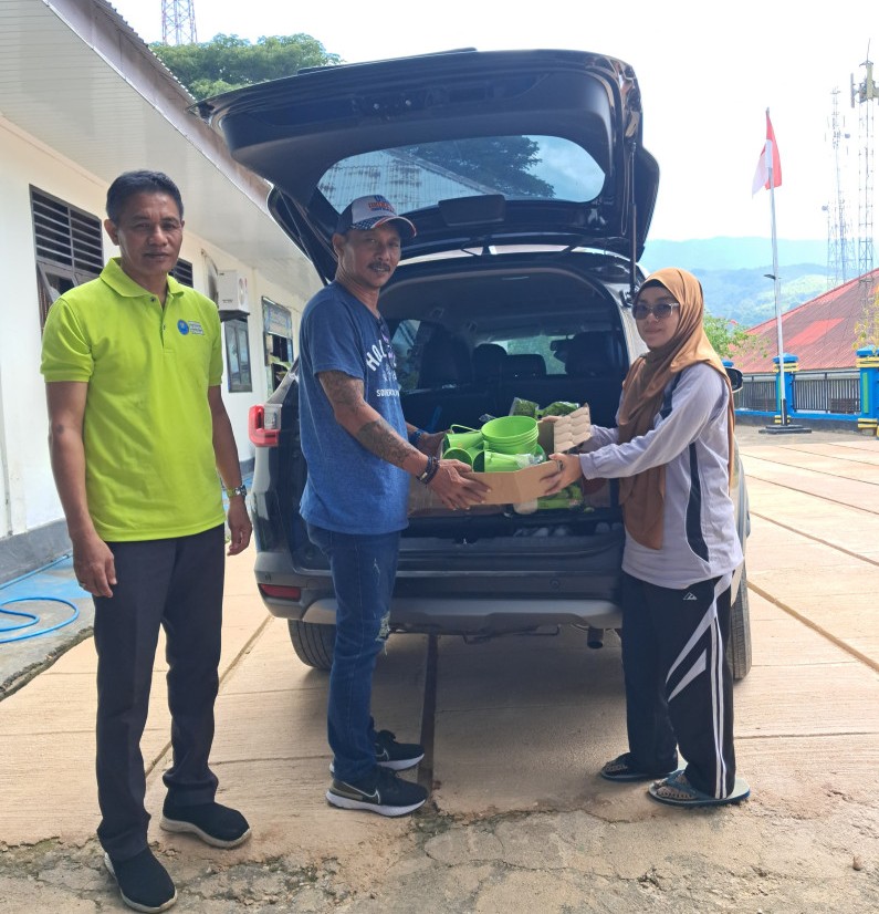 Dinas Sosial Kabupaten Bombana menyalurkan bantuan bagi korban kebakaran di Kelurahan Barangga, Poleang. Bantuan berupa sembako dan perlengkapan rumah tangga diserahkan melalui anggota DPRD dapil Poleang untuk membantu warga terdampak.