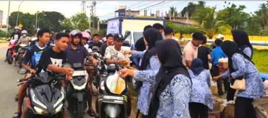 DPPKB Kabupaten Bombana bersama IPeKB Bombana menggelar kegiatan berbagi takjil Ramadhan di jalan poros Kasipute–Lameroro. Aksi sosial ini melibatkan para penyuluh KB sebagai wujud kepedulian dan kebersamaan dengan masyarakat.