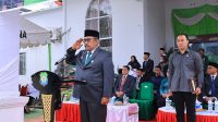 Bupati Bombana Ir. H. Burhanuddin, M.Si bertindak sebagai inspektur upacara saat memimpin peringatan Hari Amal Bakti (HAB) ke-80 Kementerian Agama Republik Indonesia di halaman Kantor Kemenag Kabupaten Bombana.