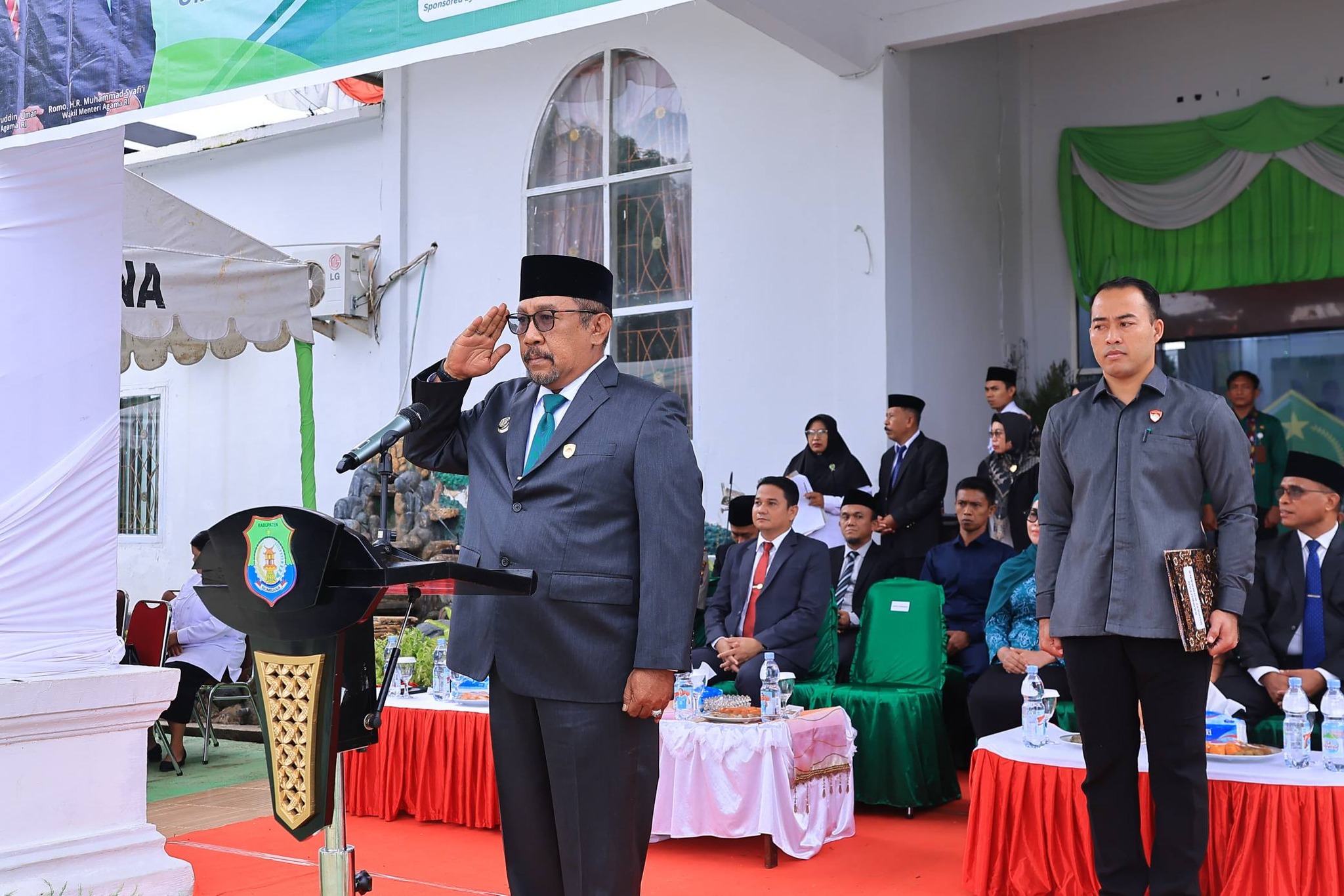 Bupati Bombana Ir. H. Burhanuddin, M.Si bertindak sebagai inspektur upacara saat memimpin peringatan Hari Amal Bakti (HAB) ke-80 Kementerian Agama Republik Indonesia di halaman Kantor Kemenag Kabupaten Bombana.