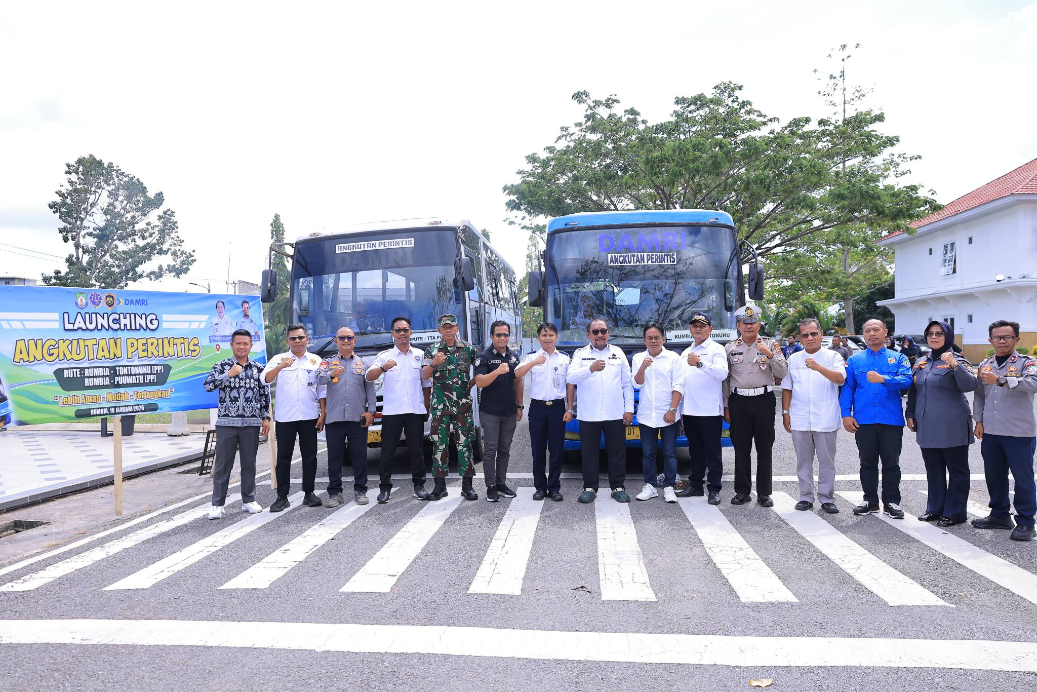 Bupati Bombana Burhanuddin meresmikan layanan angkutan jalan perintis rute Rumbia–Tontonunu dan Kasipute–Puuwatu Kendari untuk meningkatkan konektivitas transportasi dan mobilitas masyarakat dengan tarif terjangkau.
