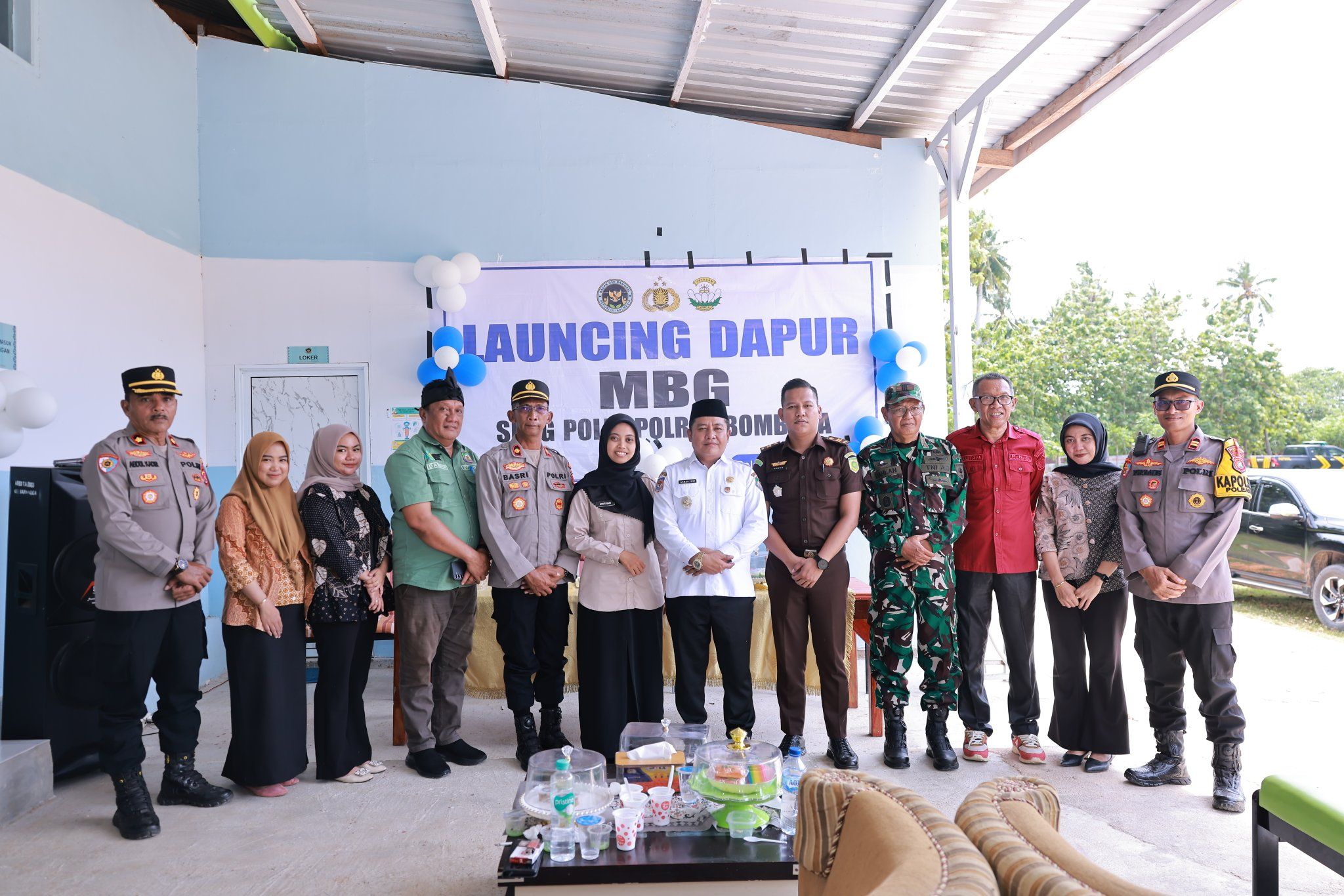  Wakil Bupati Bombana Ahmad Yani meresmikan SPPG Kasabolo di Kecamatan Poleang untuk mendukung Program Makanan Bergizi Gratis bagi siswa serta meningkatkan kualitas gizi dan kesehatan anak di Kabupaten Bombana.
