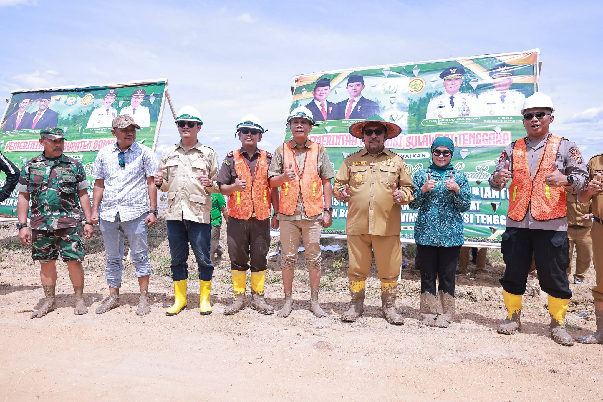 Bupati Bombana Burhanuddin memimpin tanam perdana padi Program Cetak Sawah Rakyat di Rarowatu Utara sebagai bagian dari upaya mendukung swasembada pangan nasional dan meningkatkan produksi pertanian daerah.