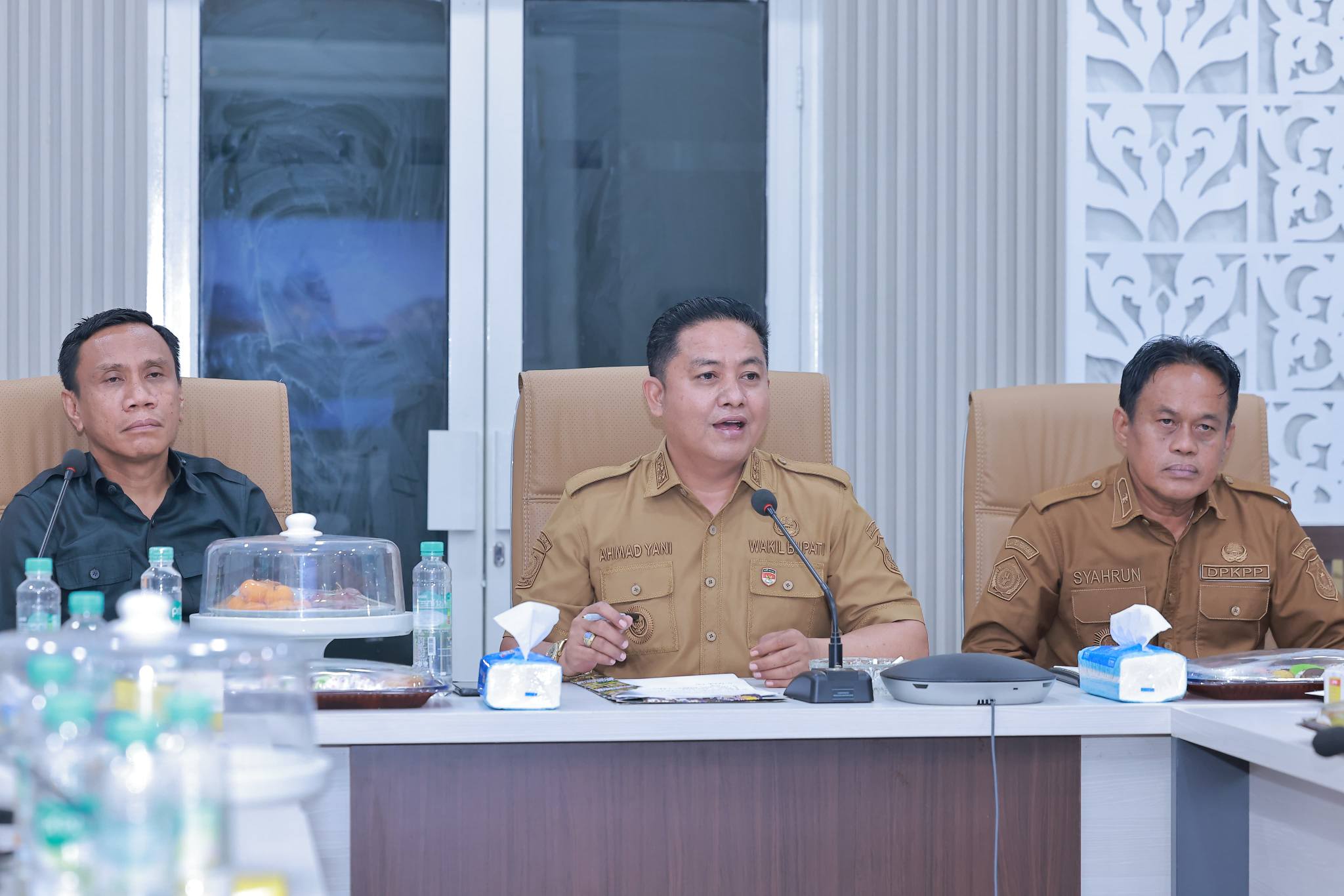 Wakil Bupati Bombana Ahmad Yani memimpin rapat percepatan pembebasan lahan untuk pembangunan kawasan industri PT Sultra Industrial Park di Kecamatan Rarowatu Utara sebagai upaya mendorong investasi dan pertumbuhan ekonomi daerah.