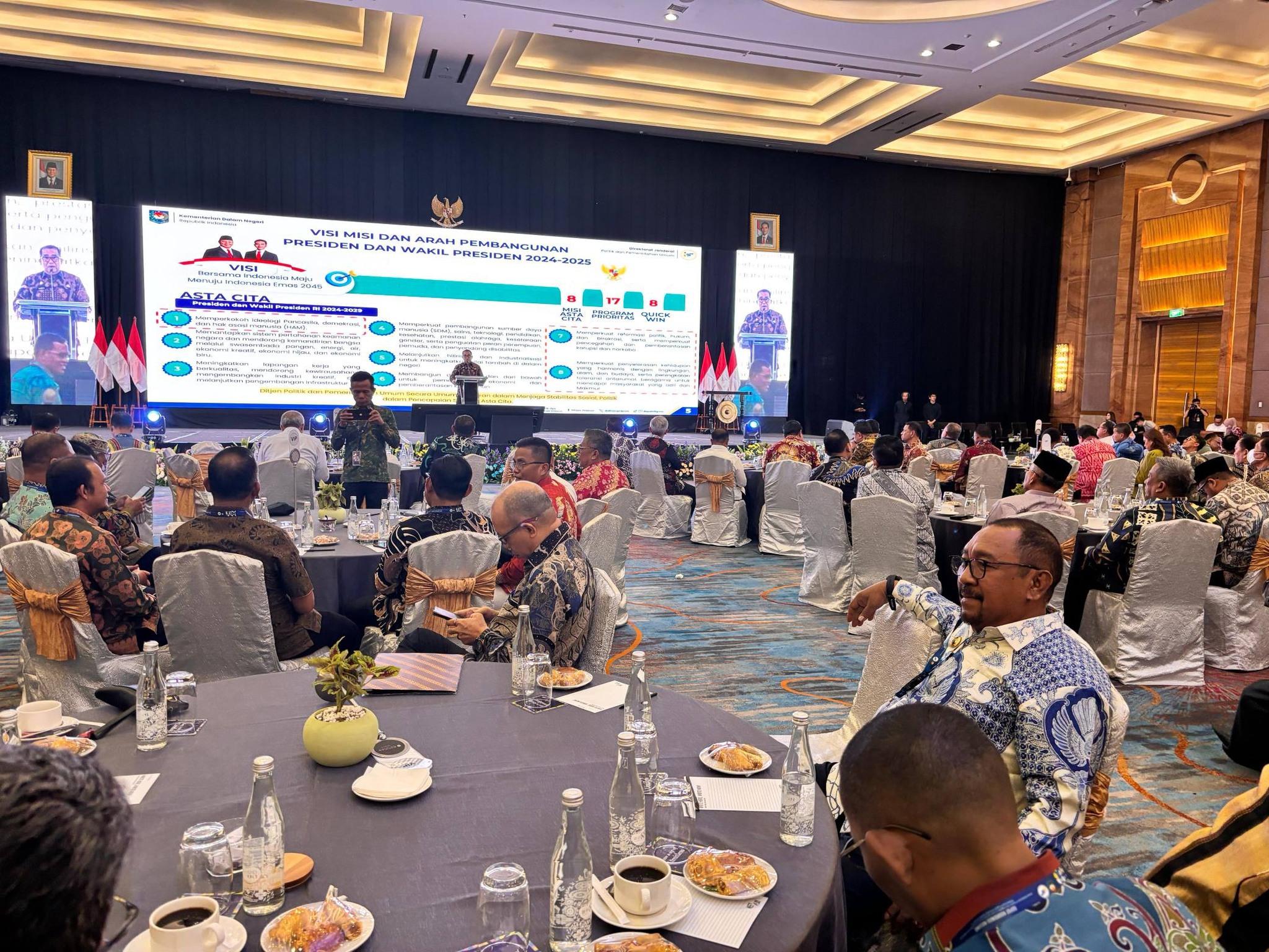 Bupati Bombana menghadiri Rakornas Kemendagri di Jakarta untuk memperkuat sinergi pelaksanaan program prioritas Presiden dan Asta Cita serta menjaga stabilitas sosial politik daerah.