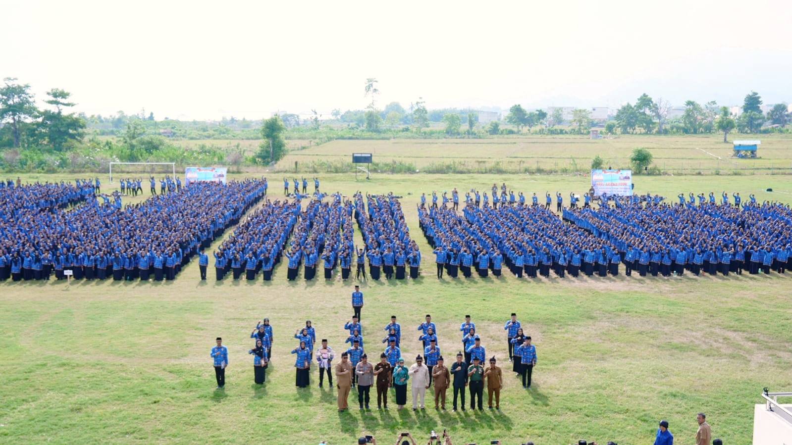Bupati Bombana Burhanuddin menyerahkan 2.106 SK PPPK Paruh Waktu dalam Apel Akbar ASN di Stadion Bombana sebagai bentuk pengakuan negara atas pengabdian aparatur sipil negara.