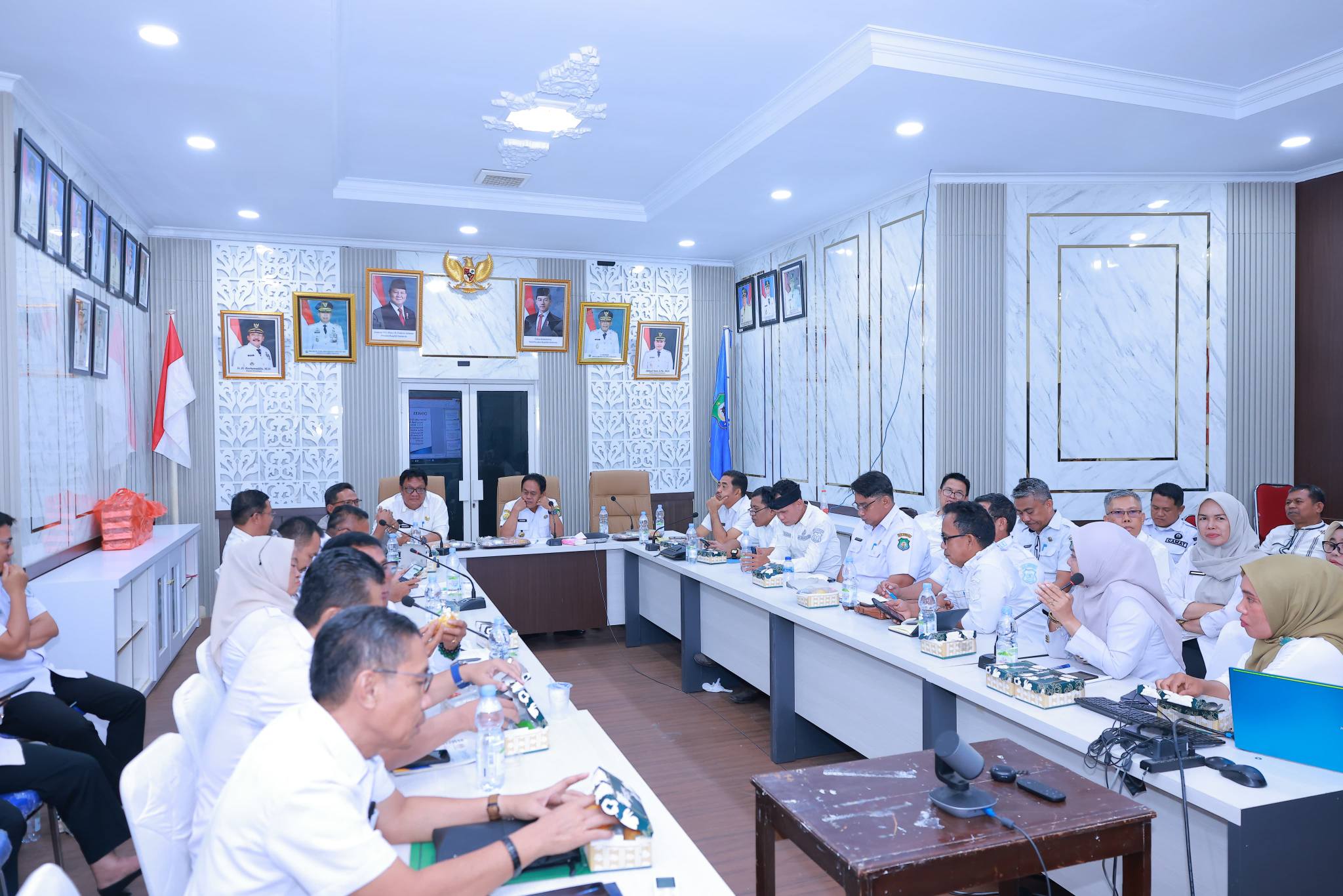 Pemerintah Kabupaten Bombana menggelar rapat persiapan kunjungan Ketua TP PKK Provinsi Sulawesi Tenggara pada 9–10 Februari 2026 guna memastikan seluruh agenda kegiatan berjalan tertib, aman, dan memberikan manfaat bagi program pemberdayaan keluarga.