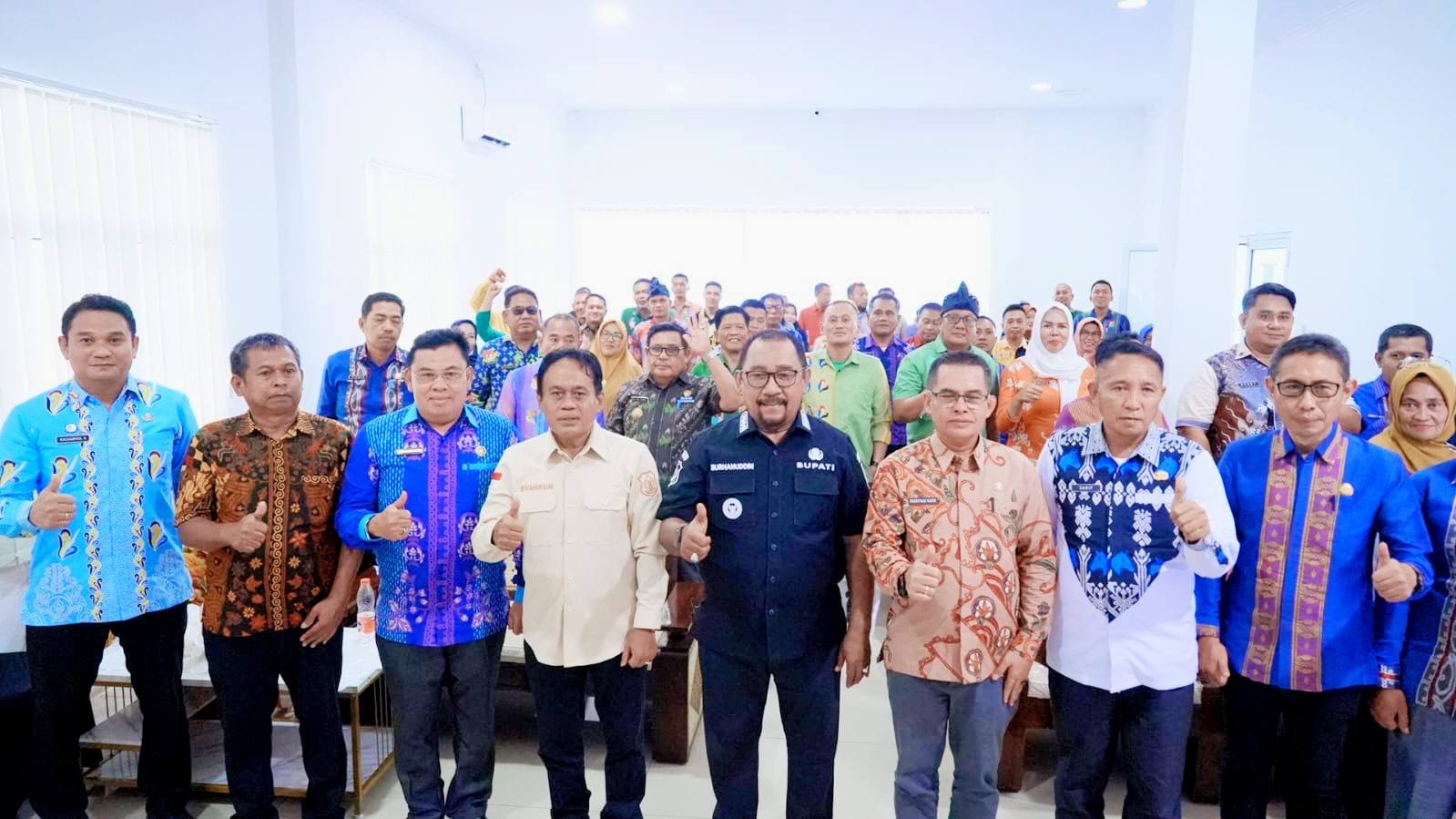 Bupati Bombana Ir. Burhanuddin memimpin Forum Konsultasi Publik RKPD Kabupaten Bombana Tahun 2027 di Bappeda Bombana sebagai langkah strategis dalam penyusunan perencanaan pembangunan daerah berbasis penguatan produksi unggulan dan industri kreatif.
