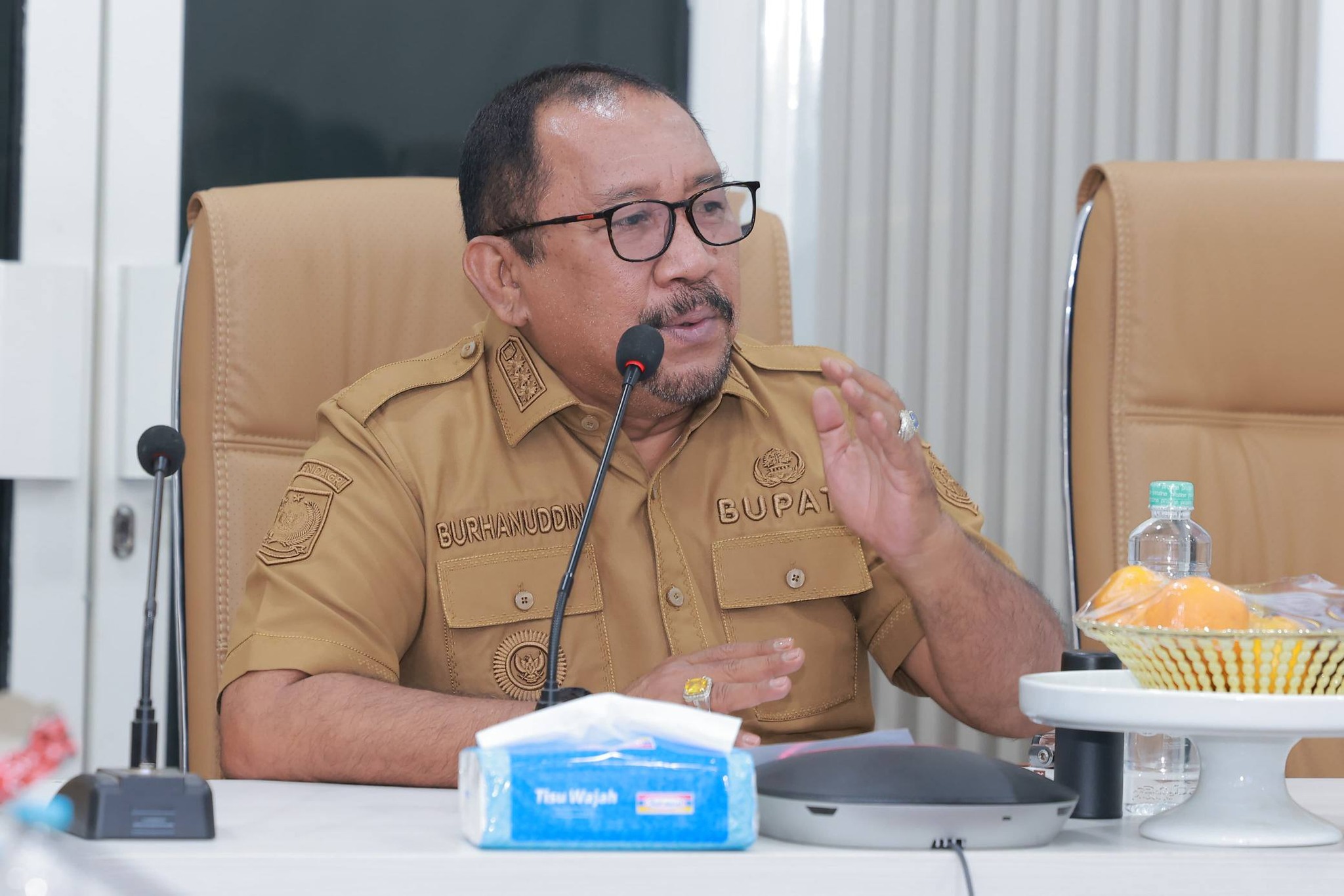 Bupati Bombana Burhanuddin menegaskan proses hukum kasus penembakan di Desa Wambarema serta menghentikan seluruh aktivitas penambangan sinabar ilegal di sejumlah kecamatan demi menjaga keamanan dan ketertiban masyarakat.
