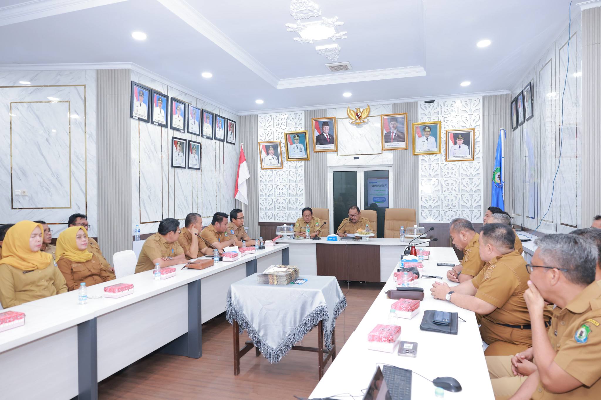 Bupati Bombana Ir. Burhanuddin menandatangani perjanjian kinerja bersama pejabat pimpinan tinggi pratama dan camat untuk memperkuat akuntabilitas kinerja instansi pemerintah serta meningkatkan tata kelola pemerintahan daerah.