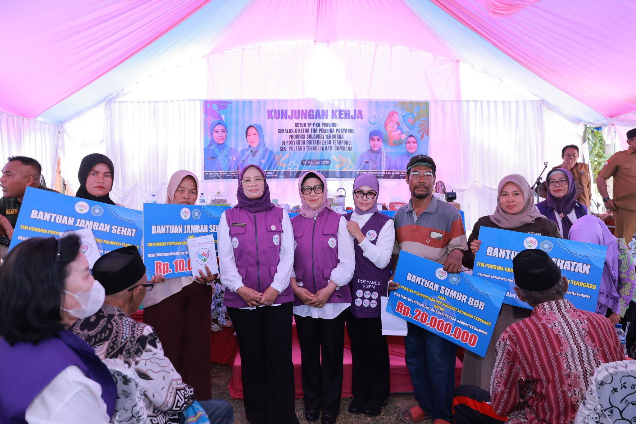 Ketua Tim Penggerak PKK Provinsi Sulawesi Tenggara sekaligus Ketua Tim Pembina Posyandu Provinsi Sulawesi Tenggara, Ny. Arinta Nila Hapsari A. Sumangerukka, melakukan kunjungan kerja dengan meninjau langsung pelaksanaan Posyandu Bintang di Desa Terapung, Kecamatan Poleang Tenggara, Kabupaten Bombana.