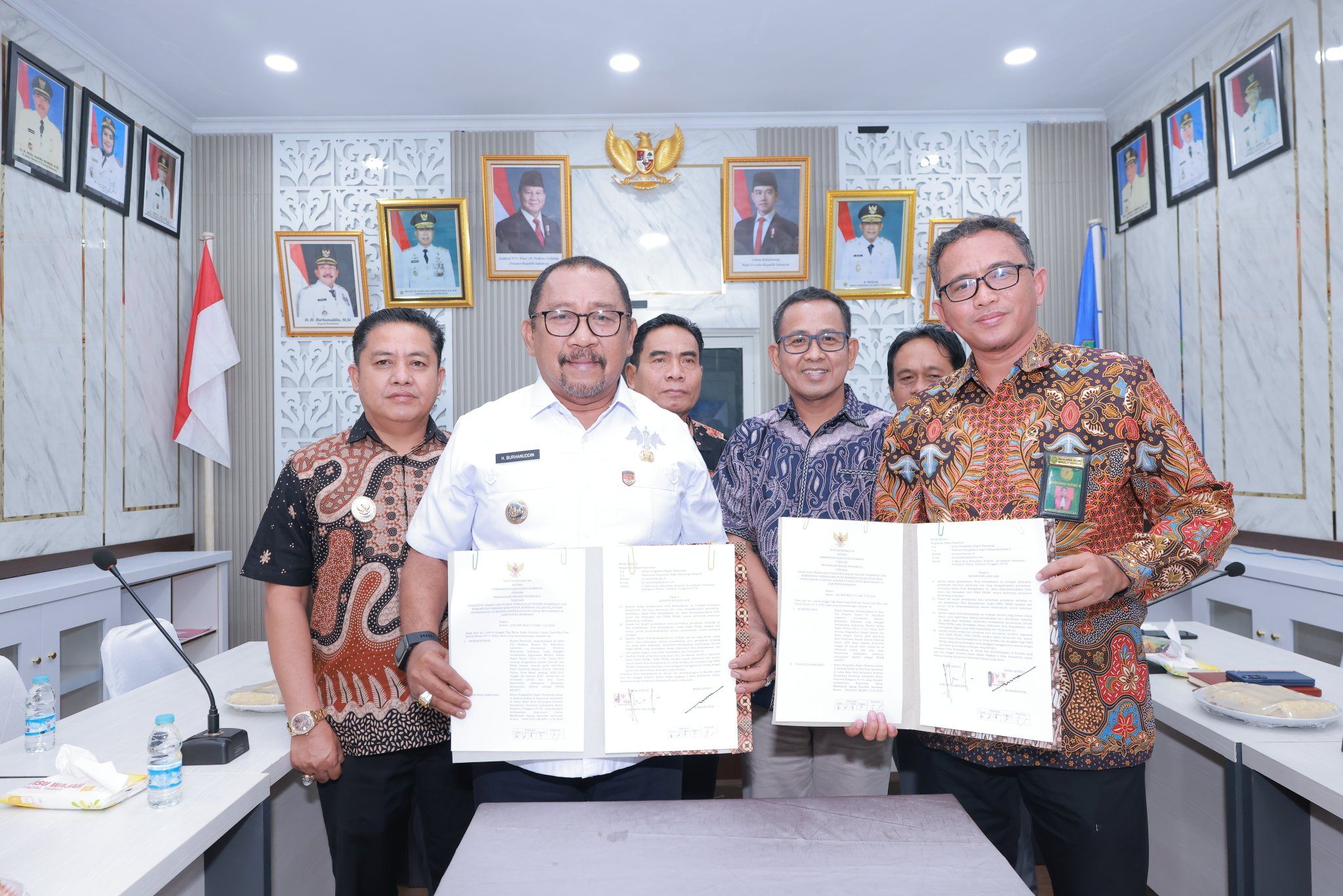 Bupati Bombana Ir. H. Burhanuddin, M.Si., Wakil Bupati Bombana Ahmad Yani, S.Pd., M.Si., dan jajaran Forum Koordinasi Pimpinan Daerah (Forkopimda) setelah penandatanganan nota kesepahaman di Ruang Rapat Measa Laro Kantor Bupati Bombana, Jumat (13/2/2026).