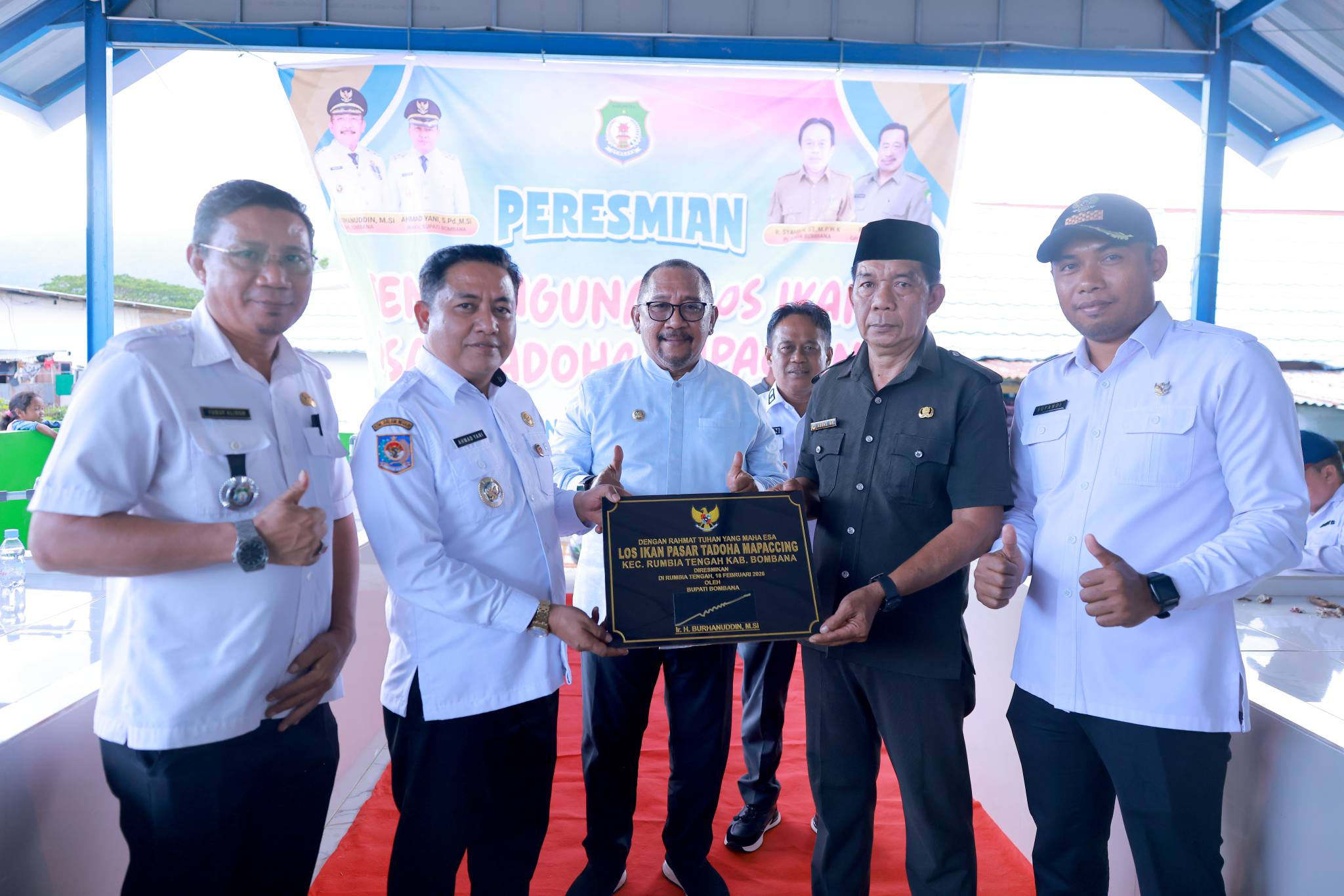 Foto bersama seusai peresmian pembangunan Los Ikan Pasar Tadoha Mappaccing di Kecamatan Rumbia Tengah.