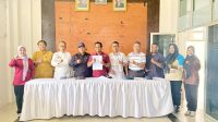 Perwakilan Pemerintah Kabupaten Bombana bersama para Pedagang Kaki Lima (PKL) berfoto bersama usai penandatanganan surat pernyataan komitmen menjaga kebersihan dan ketertiban kawasan Alun-alun selama bulan Ramadan, dalam rapat koordinasi yang digelar di Aula Tina Orima, Bombana.