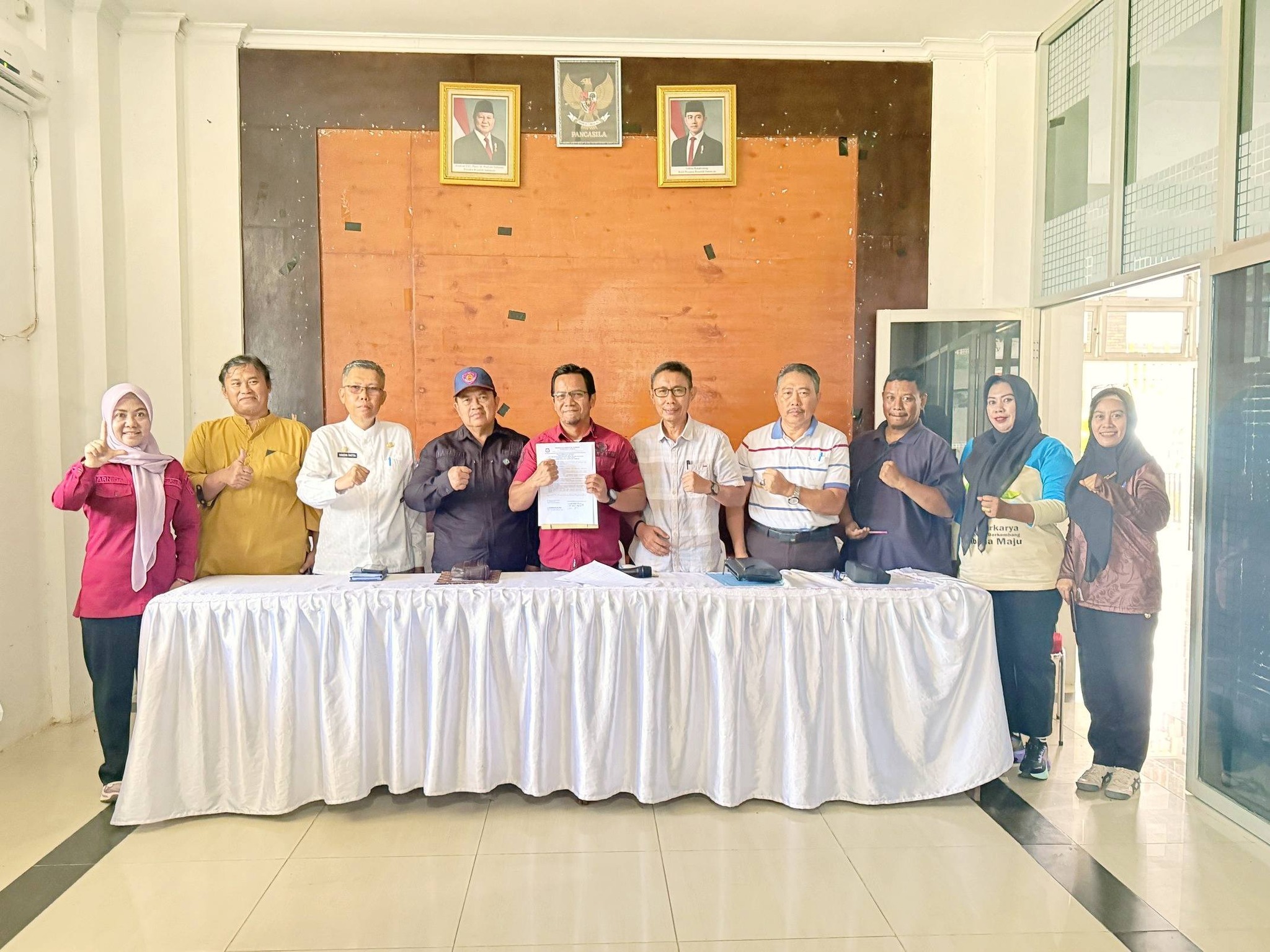 Perwakilan Pemerintah Kabupaten Bombana bersama para Pedagang Kaki Lima (PKL) berfoto bersama usai penandatanganan surat pernyataan komitmen menjaga kebersihan dan ketertiban kawasan Alun-alun selama bulan Ramadan, dalam rapat koordinasi yang digelar di Aula Tina Orima, Bombana.