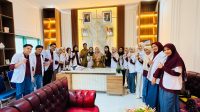 Sebanyak 16 dokter program internship berfoto bersama Plt Kepala Dinas Kesehatan Kabupaten Bombana, Fatmiati Rinambo, dan jajaran Dinkes usai melakukan pertemuan penyelarasan pengalaman pendidikan dengan kondisi kesehatan masyarakat di Kantor Dinkes Bombana, Senin (23/2/2025).