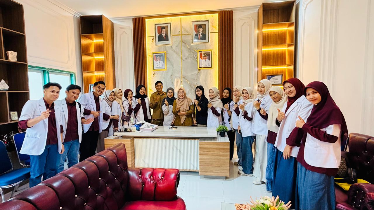 Sebanyak 16 dokter program internship berfoto bersama Plt Kepala Dinas Kesehatan Kabupaten Bombana, Fatmiati Rinambo, dan jajaran Dinkes usai melakukan pertemuan penyelarasan pengalaman pendidikan dengan kondisi kesehatan masyarakat di Kantor Dinkes Bombana, Senin (23/2/2025).
