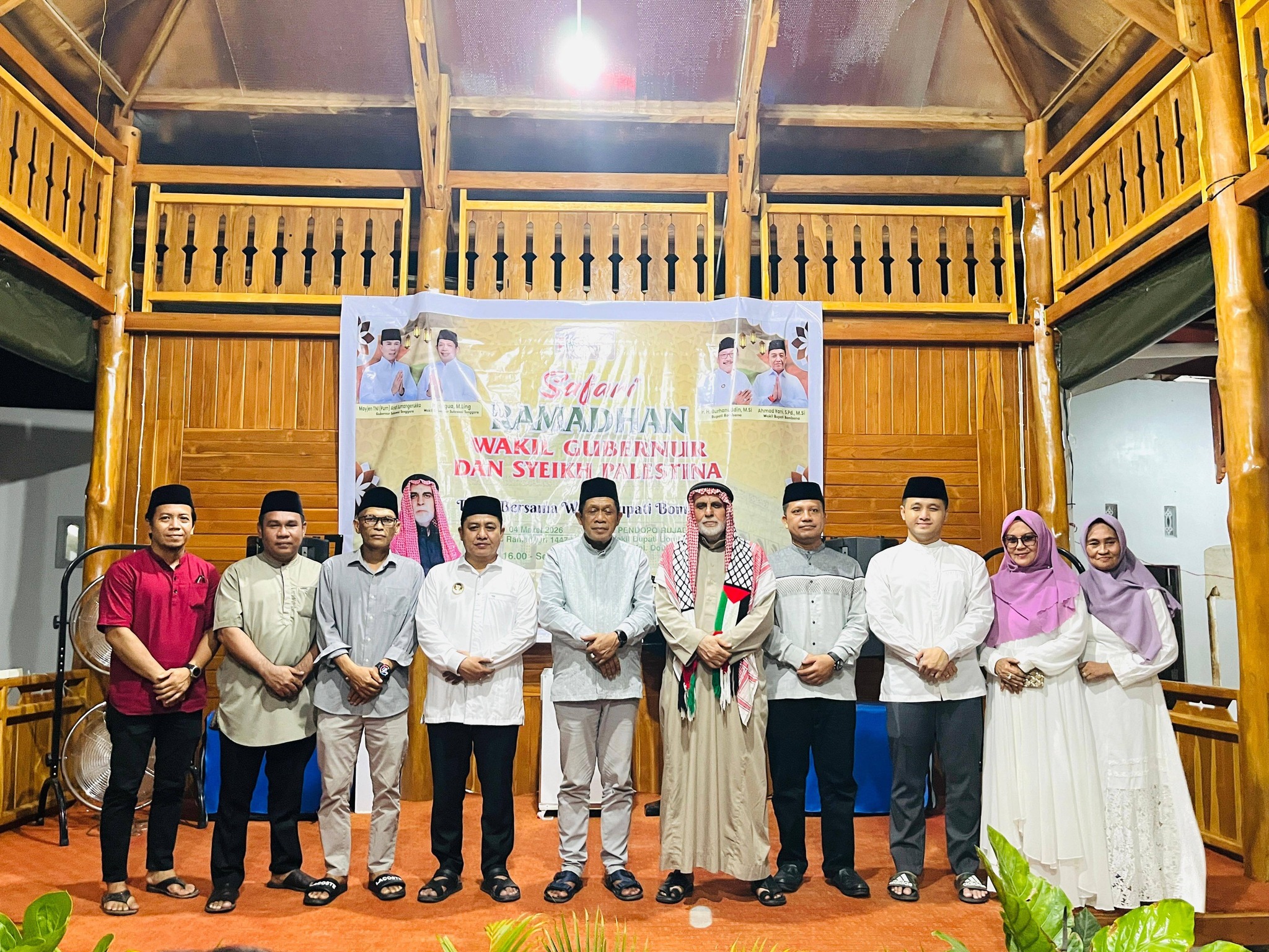 Wakil Gubernur Sulawesi Tenggara Hugua bersama Wakil Bupati Bombana Ahmad Yani dan jajaran pemerintah daerah berfoto bersama dengan Syekh Palestina usai kegiatan Safari Ramadan dan buka puasa bersama di Pendopo Rumah Jabatan Wakil Bupati Bombana.