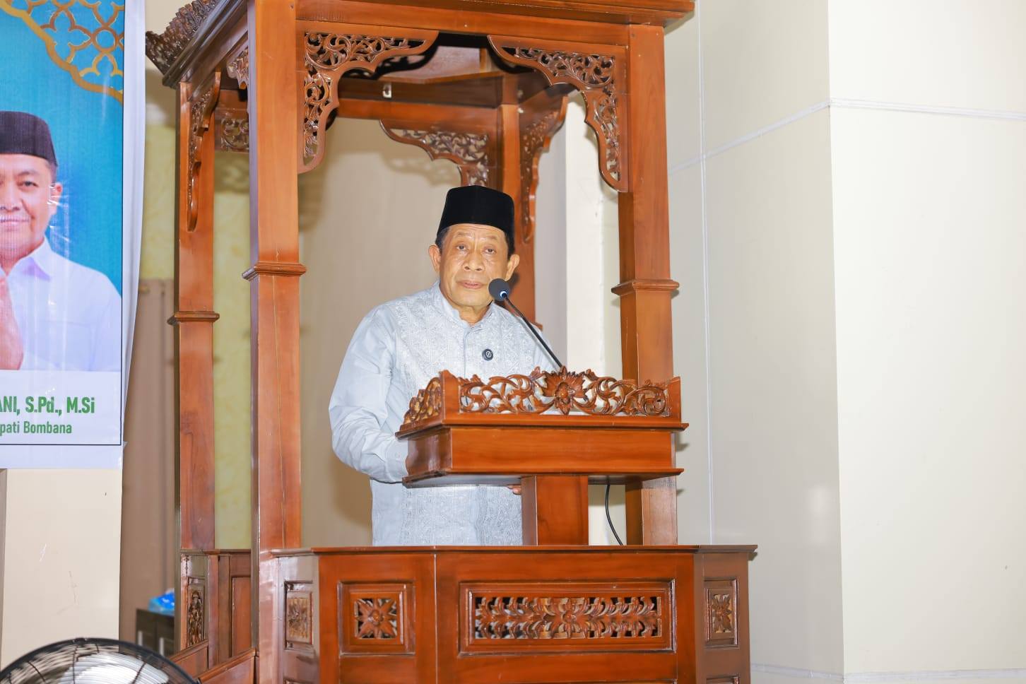 Wakil Gubernur Sulawesi Tenggara, Hugua, menyampaikan sambutan di hadapan jamaah saat kegiatan Safari Ramadan di Masjid Nurul Iman, Kabupaten Bombana.