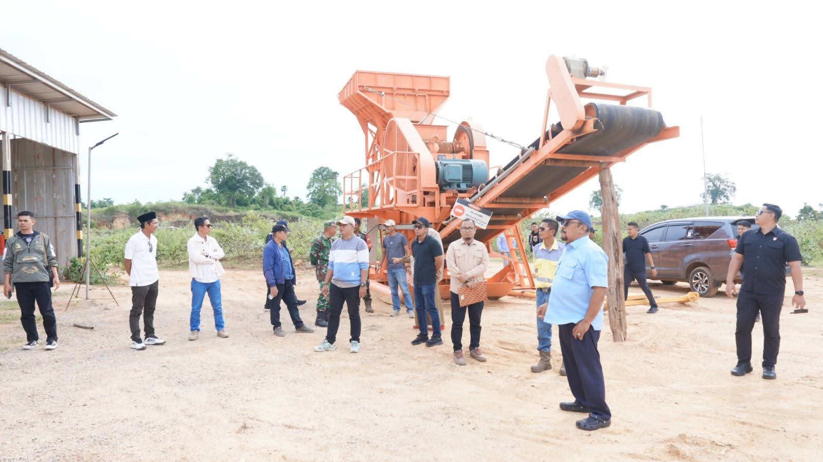Bupati Bombana, Ir. H. Burhanuddin, M.Si bersama rombongan saat meninjau asset PT. BMR