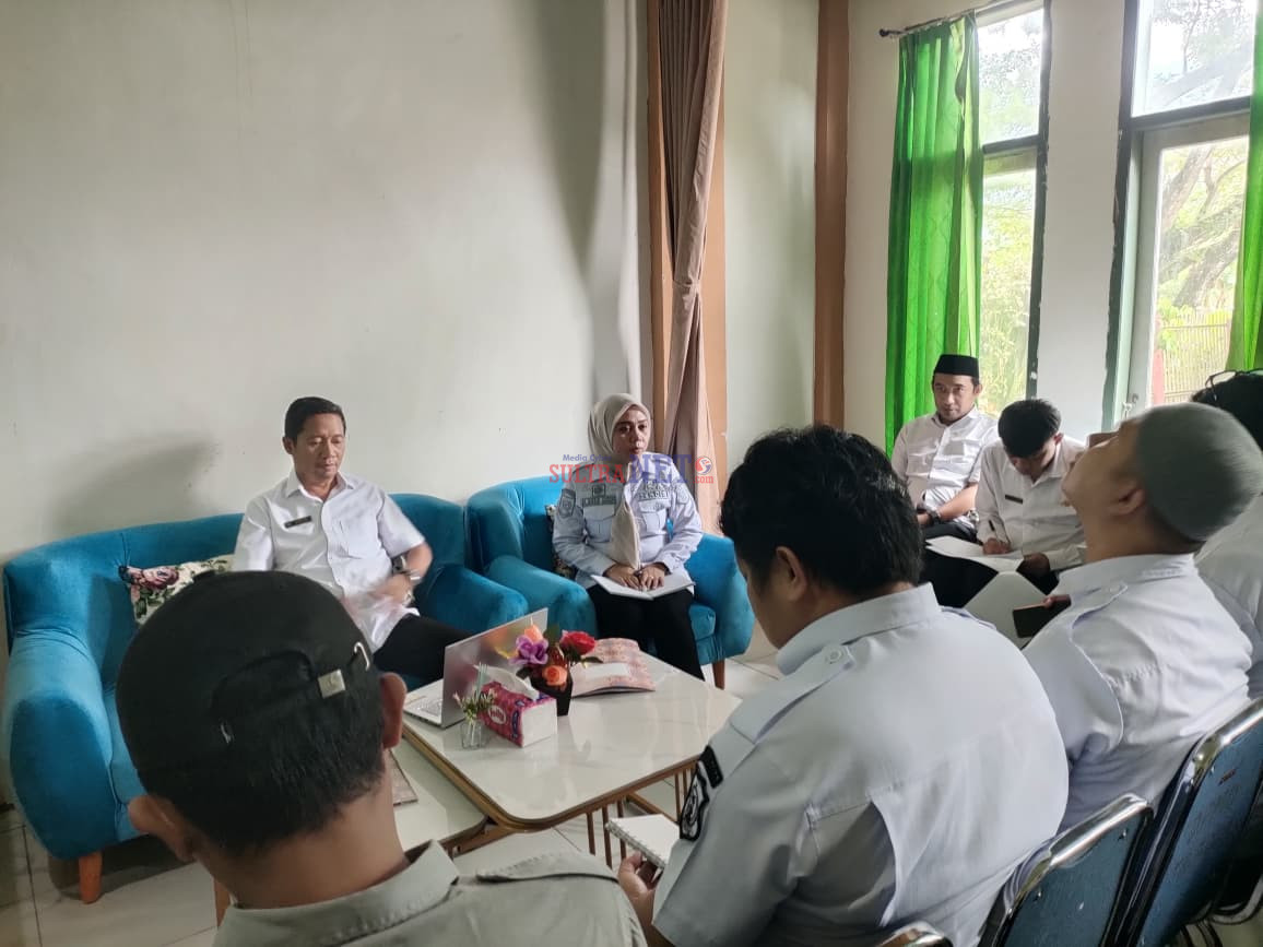 Plt Kepala Dinas Pemberdayaan Masyarakat dan Desa Kabupaten Bombana, Hamlin, S.Pd., M.Si. memimpin rapat evaluasi kegiatan Dinas