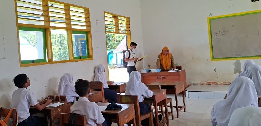 Pendamping Program Keluarga Harapan (PKH) melakukan verifikasi komitmen pendidikan KPM di sekolah-sekolah Kecamatan Kabaena Utara, Bombana, untuk memastikan anak penerima bantuan tetap aktif mengikuti pendidikan.