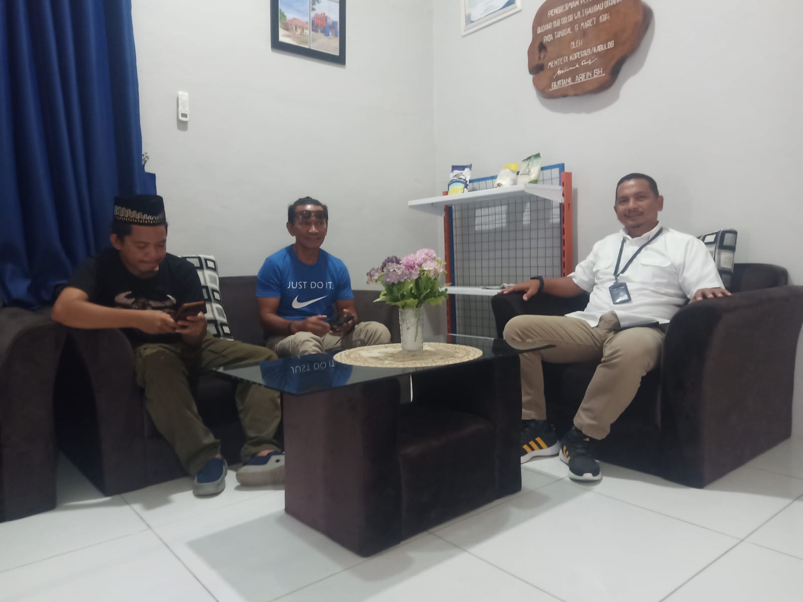 Kepala Bulog Raha, Muthain Baju Putih Bersama Awak Media