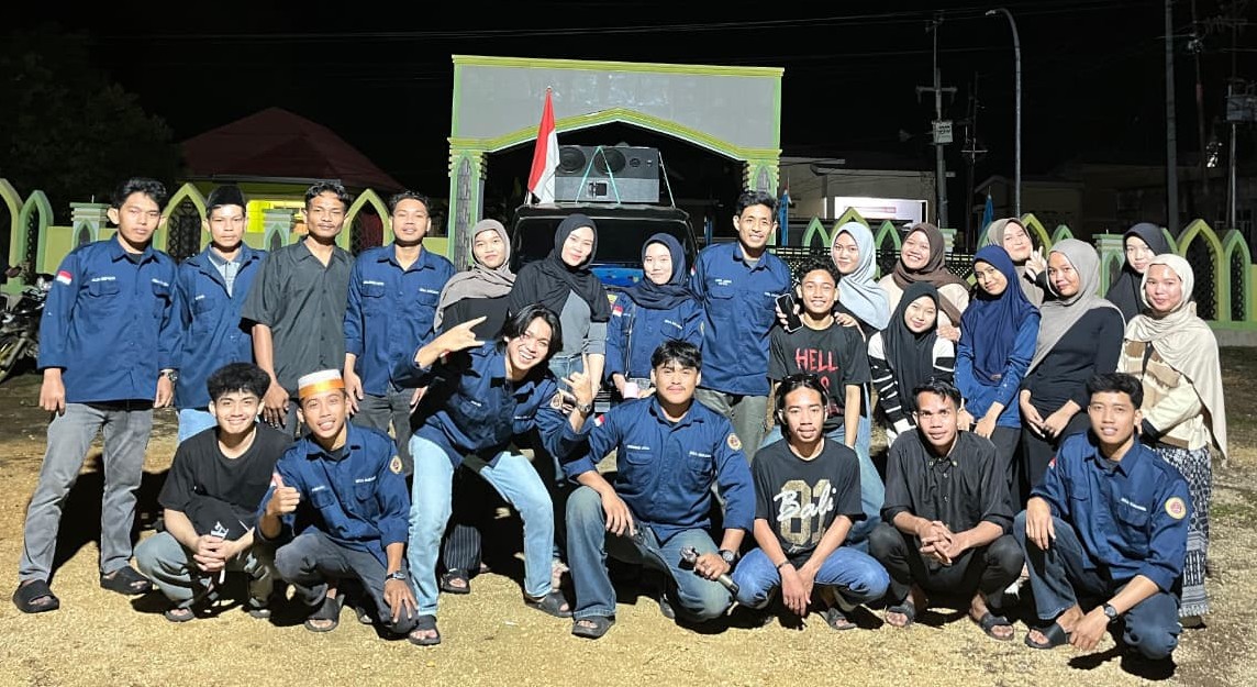 Kebersamaan pemuda Karang Taruna Desa Rakadua usai pawai obor menyambut Idul Fitri 1447 H, mencerminkan semangat solidaritas dan kebahagiaan dalam merayakan malam kemenangan.