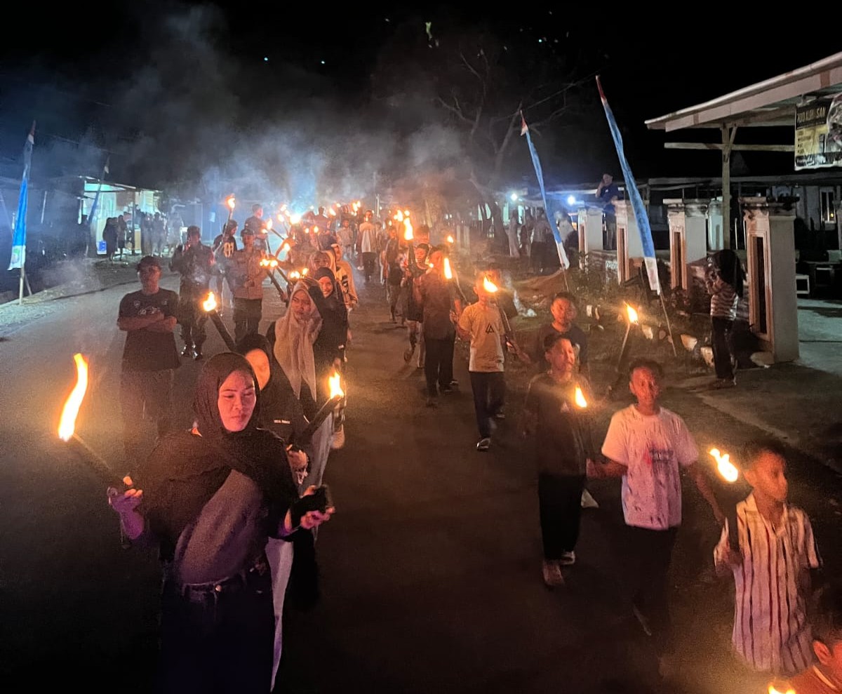 Karang Taruna Desa Rakadua menggelar pawai obor meriah menyambut Idul Fitri 1447 H di Bombana, diikuti ratusan warga dengan suasana penuh kebersamaan dan religius.