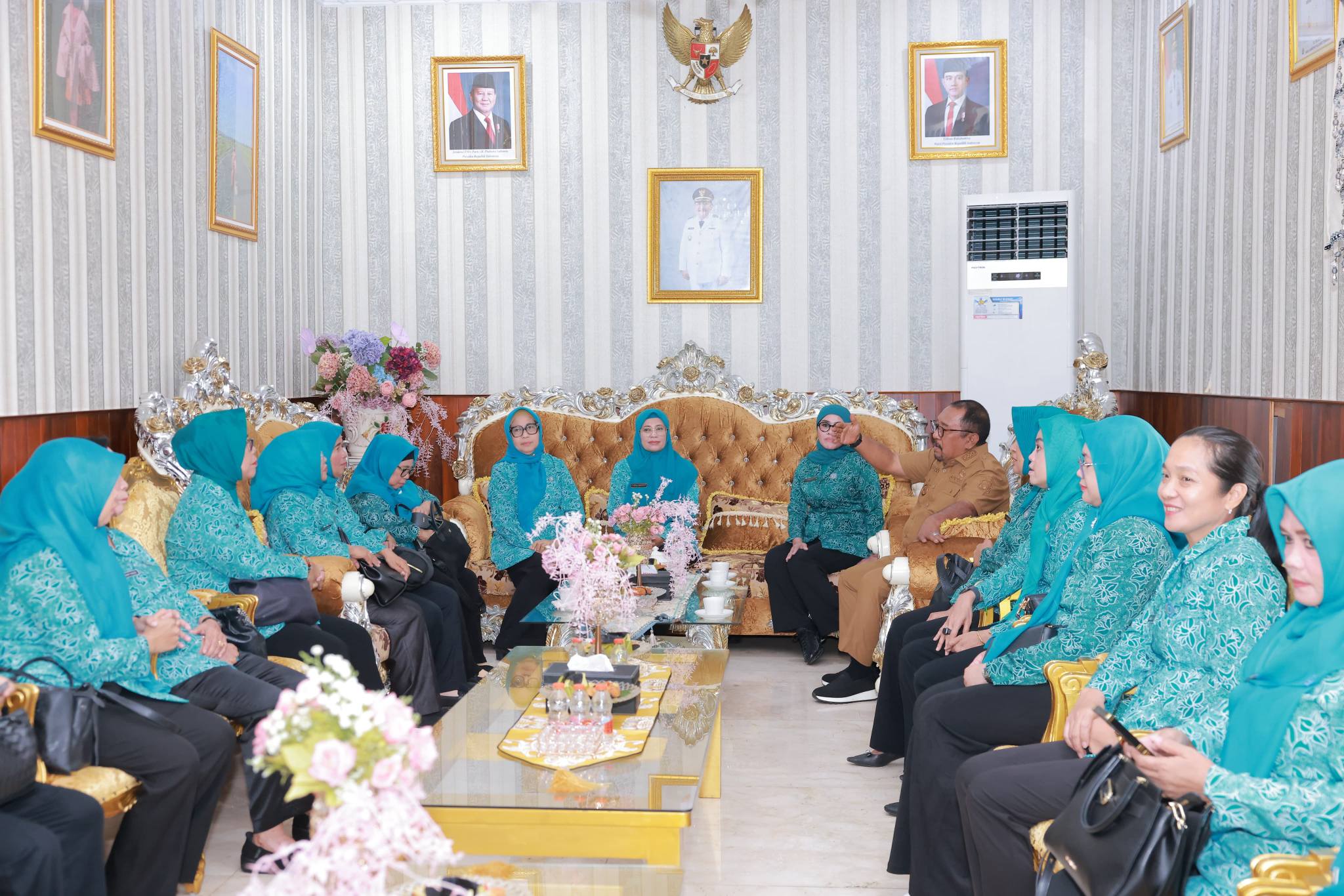 Bupati Bombana Ir. Burhanuddin, M.Si., bersama Ketua Tim Penggerak PKK Kabupaten Bombana Hj. Fatmawati Kasim Marewa, S.Sos menyambut kedatangan Ketua Tim Penggerak PKK Provinsi Sulawesi Tenggara