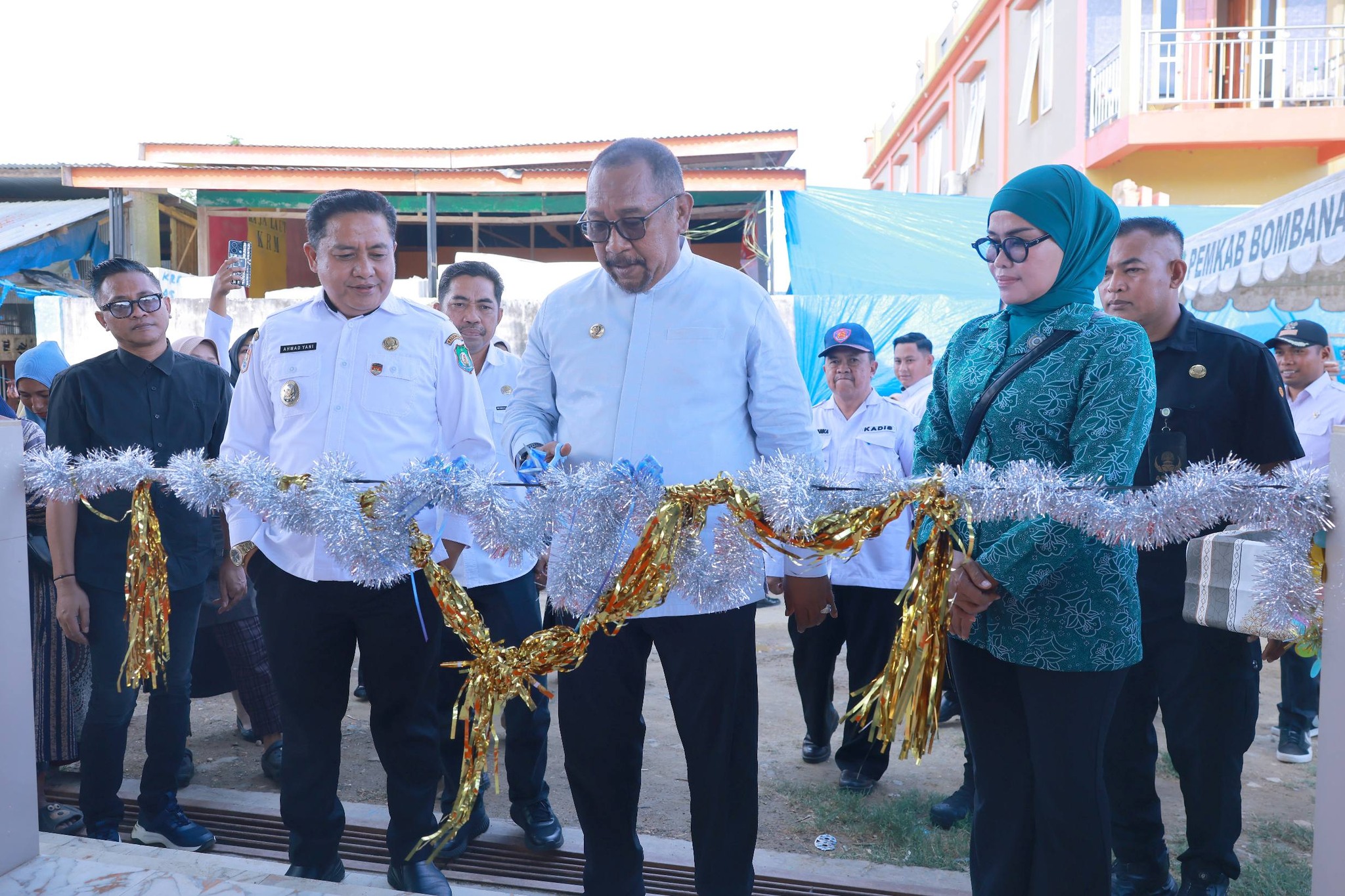 Bupati Bombana Ir. Burhanuddin, M.Si meresmikan pembangunan los ikan di Pasar Tadoha Mappaccing, Kecamatan Rumbia Tengah