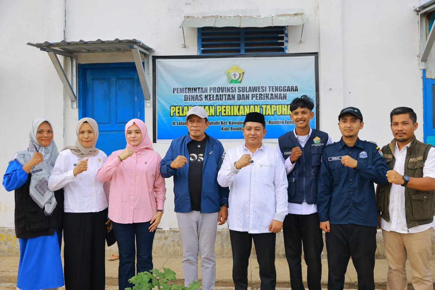 Wakil Bupati Bombana, Ahmad Yani, S.Pd., M.Si., mendampingi Wakil Gubernur Sulawesi Tenggara, Ir. Hugua, meninjau langsung Pangkalan Pendaratan Ikan (PPI)