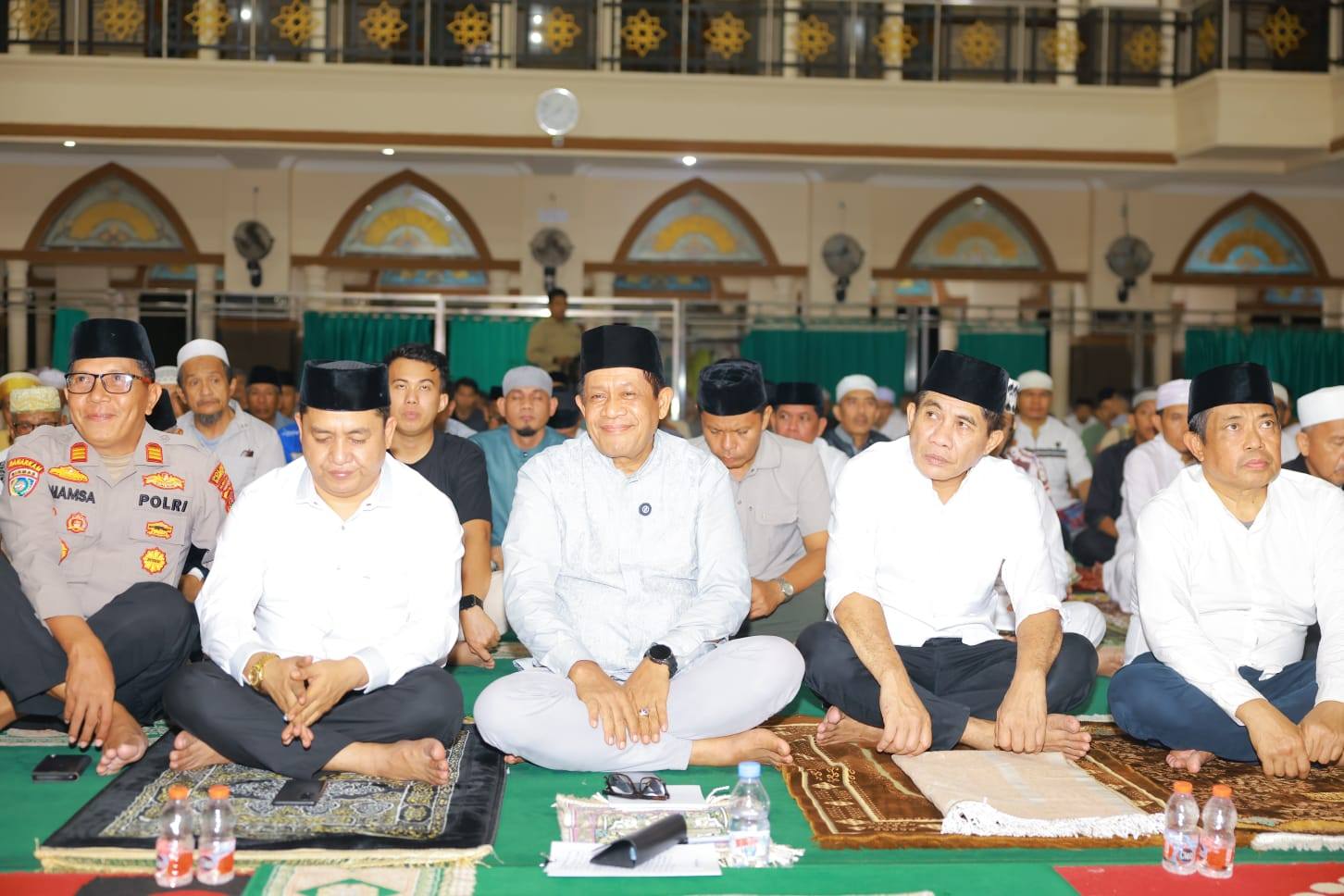Wakil Bupati Bombana Ahmad Yani, S.Pd., M.Si., bersama Wakil Gubernur Sulawesi Tenggara Ir. Hugua M.Ling. melaksanakan salat Isya dan tarawih berjamaah