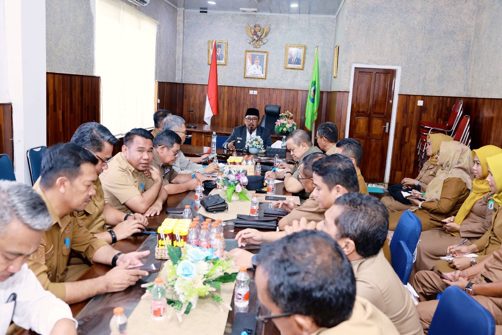 Ir. H. Burhanuddin memimpin rapat kerja bersama para pejabat eselon II lingkup Pemerintah Kabupaten Bombana