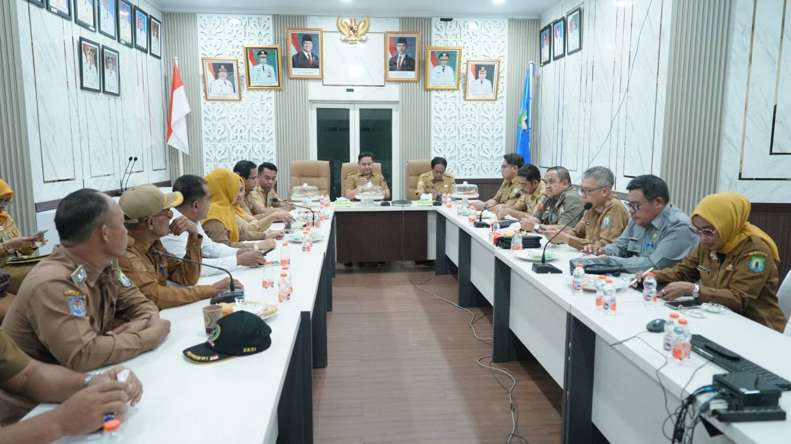 Pemkab Bombana mulai langkah penertiban tambang emas ilegal di Sungai Watukalangkari melalui rapat koordinasi, fokus pada pengawasan, penegakan hukum, dan perlindungan lingkungan.