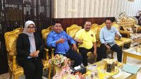 Direktur LBHR Sultra, Muhammad Basri Tahir, SH dan Anggota DPRD Bombana, Yudi Utama Arsyad saat menemui Bupati Bombana, Ir. H. Burhanuddin, M.Si