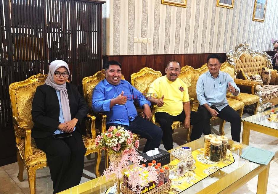 Direktur LBHR Sultra, Muhammad Basri Tahir, SH dan Anggota DPRD Bombana, Yudi Utama Arsyad saat menemui Bupati Bombana, Ir. H. Burhanuddin, M.Si