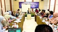 Suasana penyampaian materi dalam Pelatihan Tata Laksana Malaria bagi dokter umum dan programmer malaria puskesmas