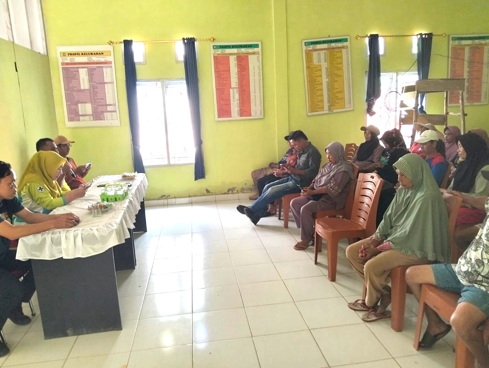 Warga Kelurahan Taubonto mengikuti sosialisasi tentang perbedaan puskesmas rawat inap dan non rawat inap yang digelar Dinkes Bombana.