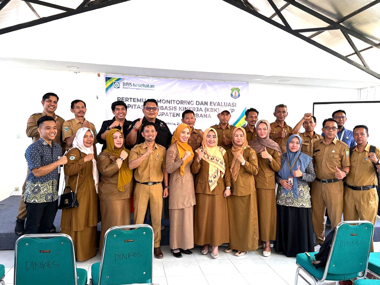 Foto bersama peserta kegiatan Monitoring dan Evaluasi KBK FKTP Kabupaten Bombana bersama jajaran Dinas Kesehatan dan BPJS Kesehatan.