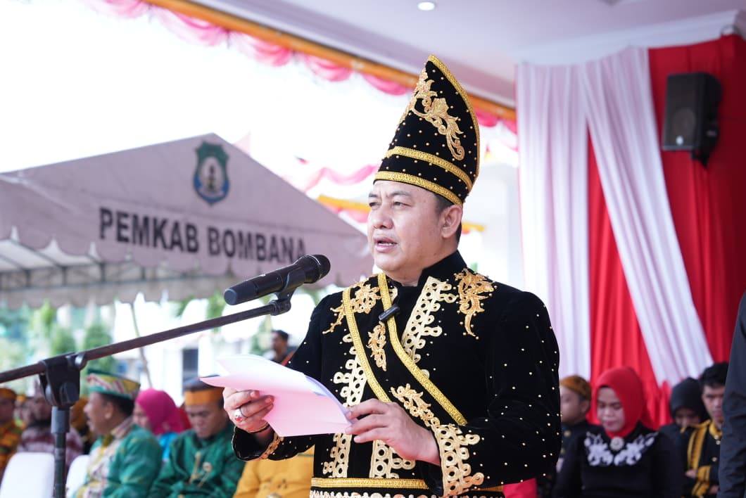 Wakil Bupati Bombana, Ahmad Yani, S.Pd., M.Si saat memimpin upacara peringatan Hari Pendidikan Nasional (Hardiknas) Tahun 2026