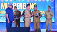 Gubernur Sulawesi Tenggara, Mayjen TNI (Purn) Andi Sumangerukka, S.E., M.M menyerahkan penghargaan kepada Bupati Bombana, Ir. H. Burhanuddin, M.Si